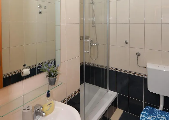 Eight-bedroom In 펜션 Pašman