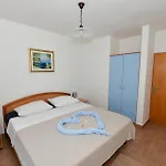 Сasa de vacaciones Eight-bedroom In Pašman
