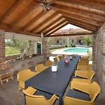 Сasa de vacaciones Eight-bedroom In