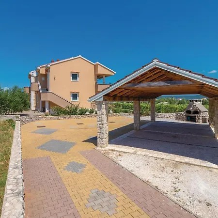 Eight-bedroom In Pasman