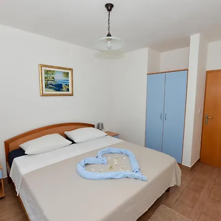 펜션 Eight-bedroom In Pašman