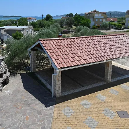 Vikendica Eight-bedroom In Pasman