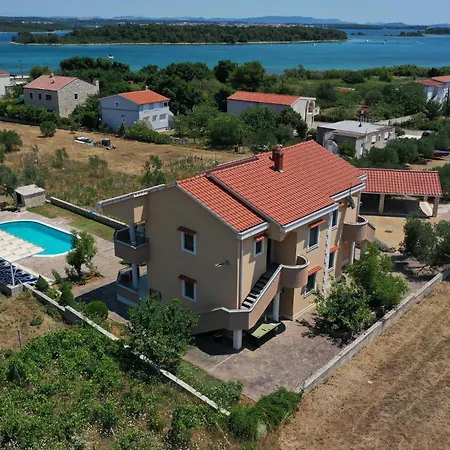 Eight-bedroom In * Pasman
