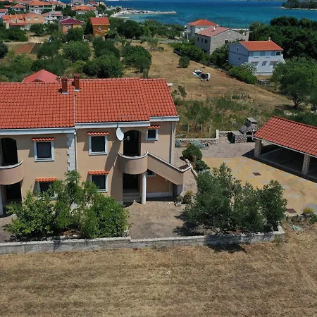 Eight-bedroom In Vikendica Pasman
