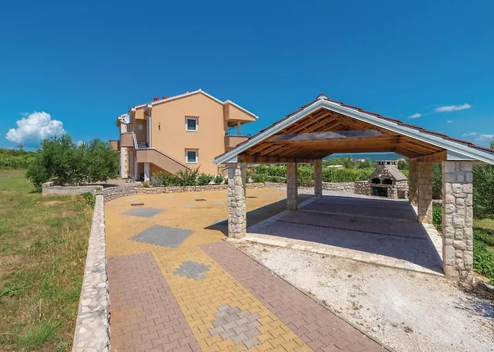 Eight-bedroom In Pasman