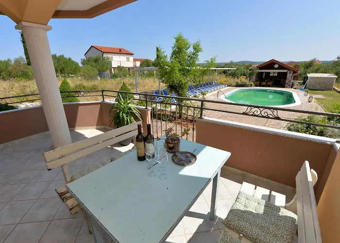 Vikendica Eight-bedroom In Pasman