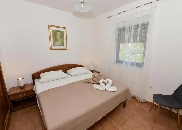 Eight-bedroom In Pasman