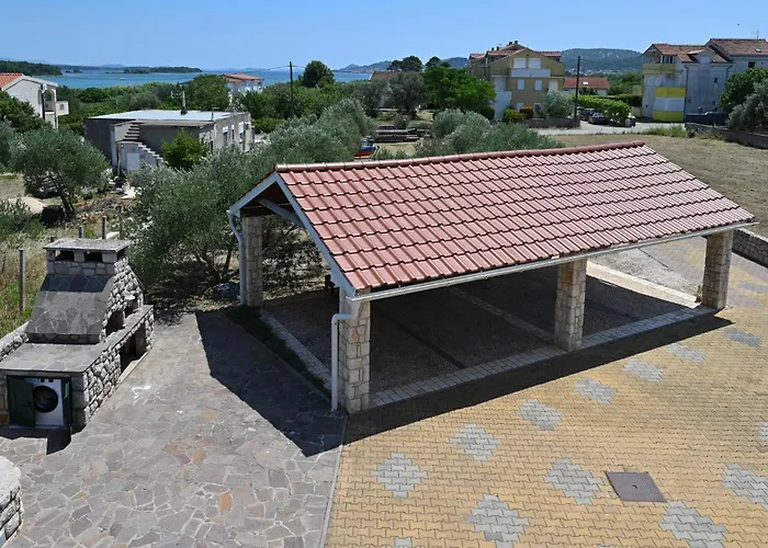 Vikendica Eight-bedroom In Pasman