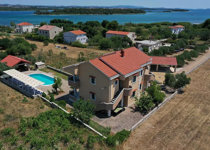 Eight-bedroom In * Pasman