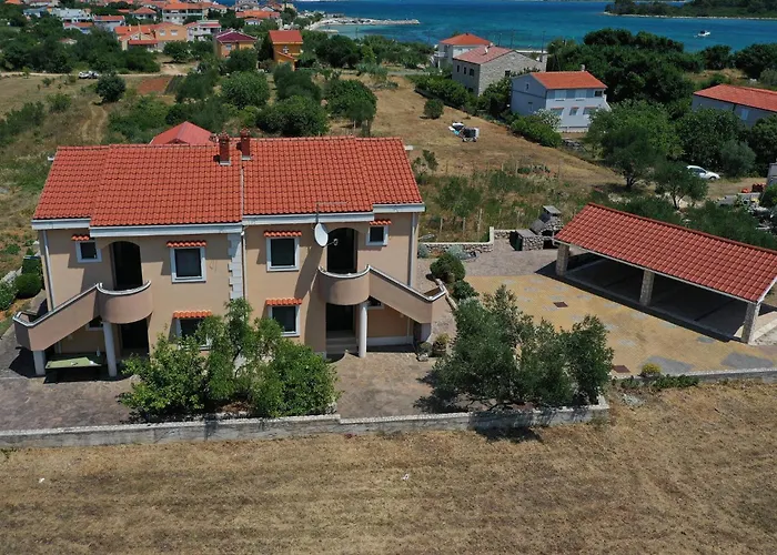 Eight-bedroom In Vikendica Pasman