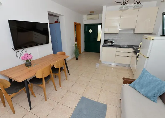 Vikendica Eight-bedroom In Pasman