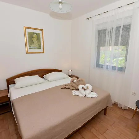 Eight-bedroom In Pašman