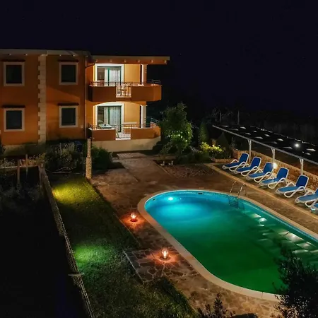 Eight-bedroom In Σπίτι διακοπών Pašman